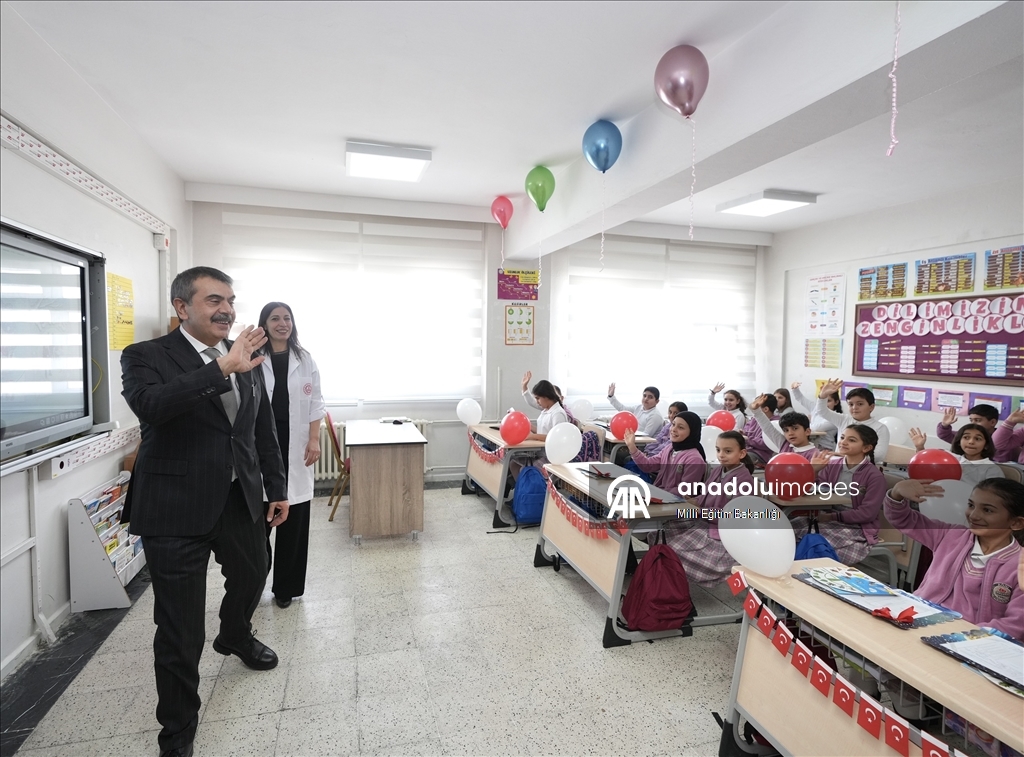 Milli Eğitim Bakanı Tekin, Ağrı'da öğrencilere karne dağıttı