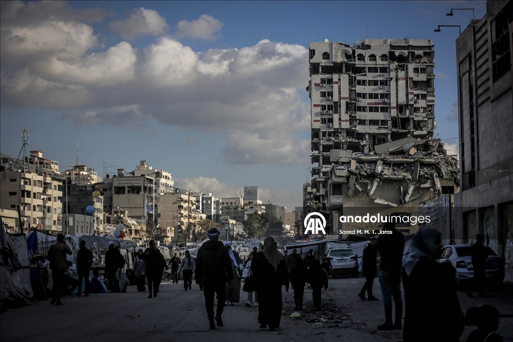 Gazze’de ağır hasarlı Filistin Bankası binası sığınmacılar için risk oluşturuyor