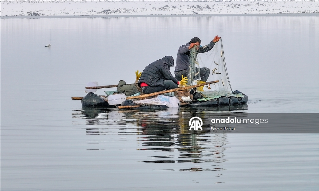 В объективы камер попали рыбаки, занимающиеся рыбной ловлей на снегу в Диярбакыре