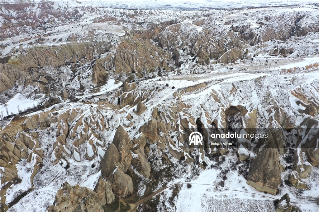 Снегопад накрыл белым покровом регион Каппадокии