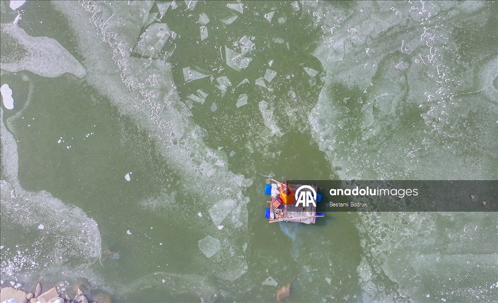 В объективы камер попали рыбаки, занимающиеся рыбной ловлей на снегу в Диярбакыре