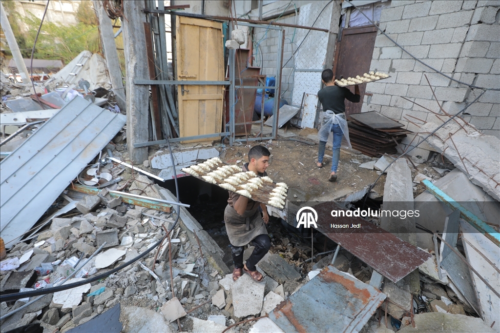 Поврежденная при израильских атаках пекарня в секторе Газа возобновила работу, несмотря на ограниченные ресурсы