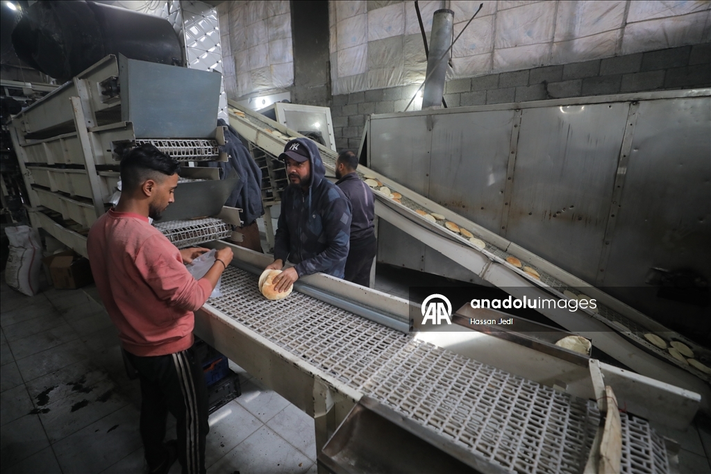 Поврежденная при израильских атаках пекарня в секторе Газа возобновила работу, несмотря на ограниченные ресурсы