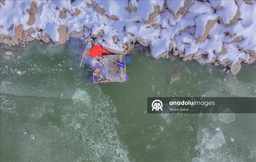 В объективы камер попали рыбаки, занимающиеся рыбной ловлей на снегу в Диярбакыре