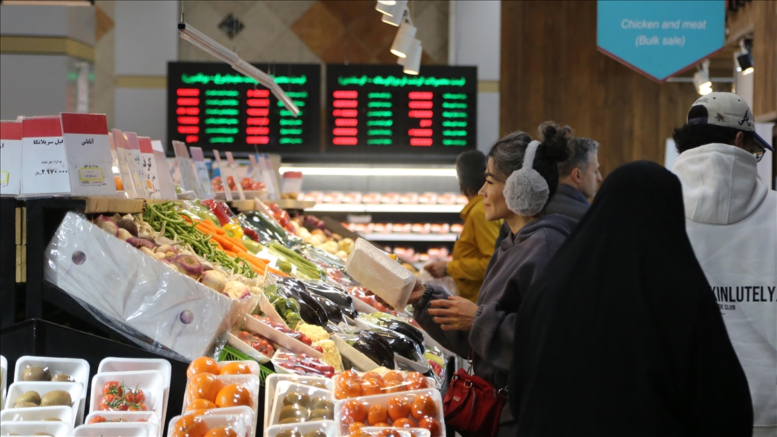 İran'da günlük yaşam ekonomi kriz gölgesinde devam ediyor
