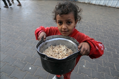 В Газе организована раздача горячей пищи для перемещенных лиц