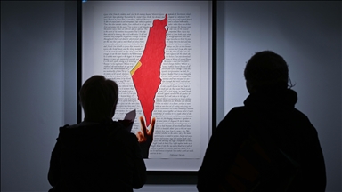 Türk sanatçı Aygeç'in "Sürgündeki Zeytin Ağacına Posterler" Sergisi Londra'da açıldı