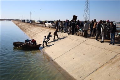 الأناضول ترصد مغادرة أسر سورية منطقة دير حافر بريف حلب