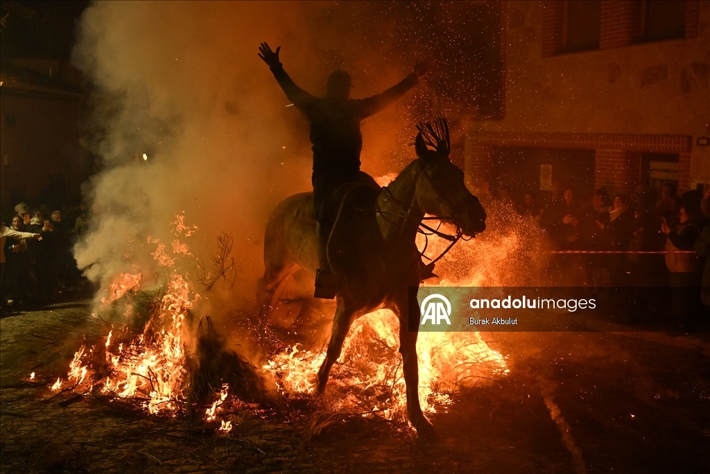 İspanya'da kutsanan atlar ateşin üzerinden atlatıldı