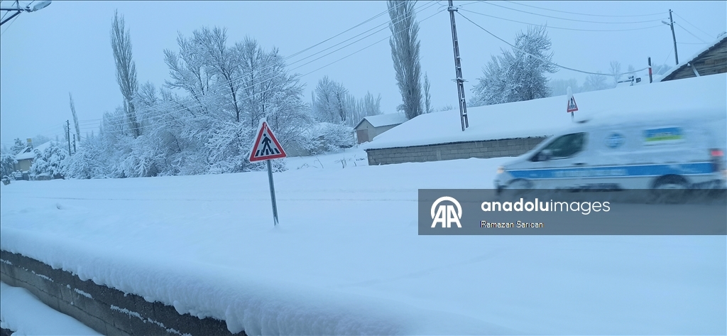 Tokat'ın ilçelerin kar yağışı devam ediyor