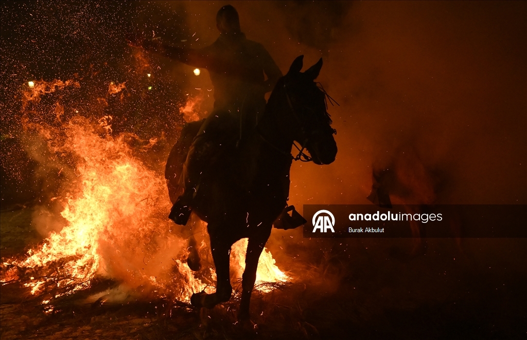 İspanya'da kutsanan atlar ateşin üzerinden atlatıldı
