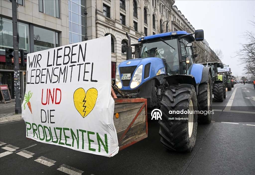 Almanya'da çiftçiler hükümetin tarım politikalarını protesto etti