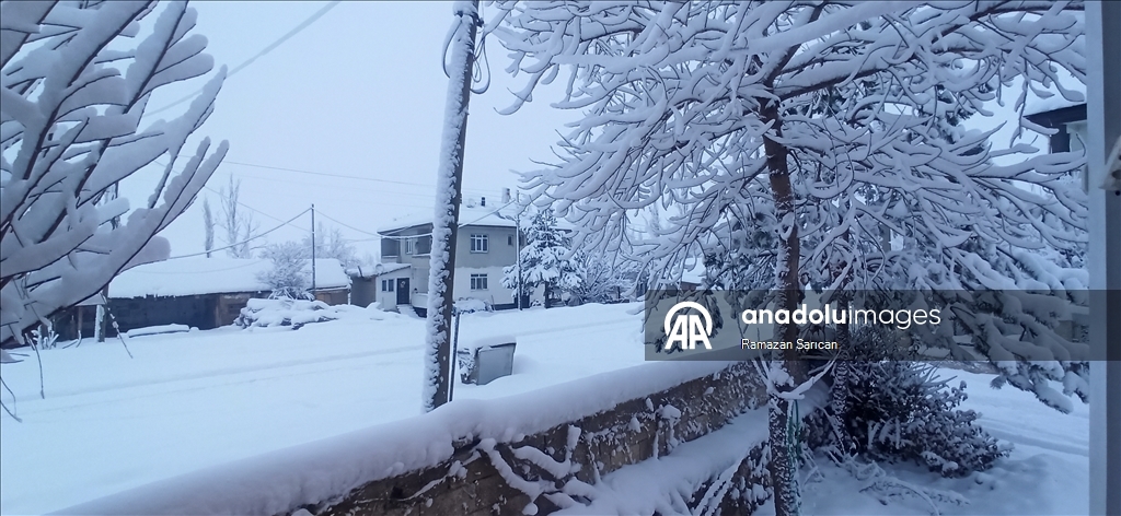 Tokat'ın ilçelerin kar yağışı devam ediyor