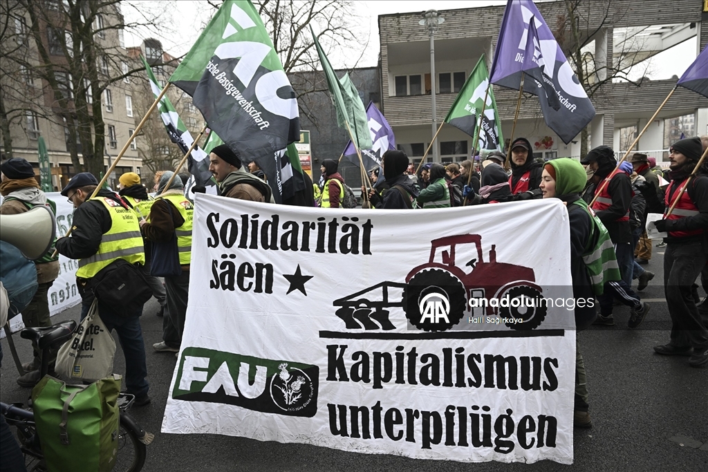 Almanya'da çiftçiler hükümetin tarım politikalarını protesto etti