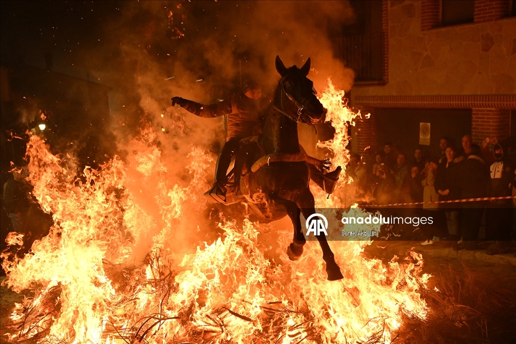İspanya'da kutsanan atlar ateşin üzerinden atlatıldı