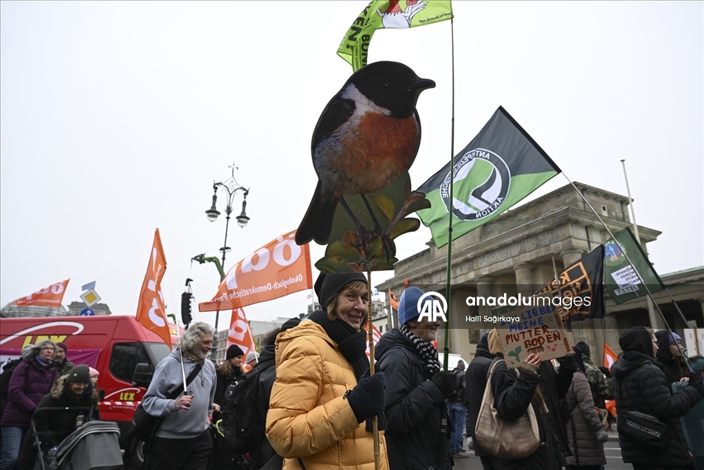Almanya'da çiftçiler hükümetin tarım politikalarını protesto etti