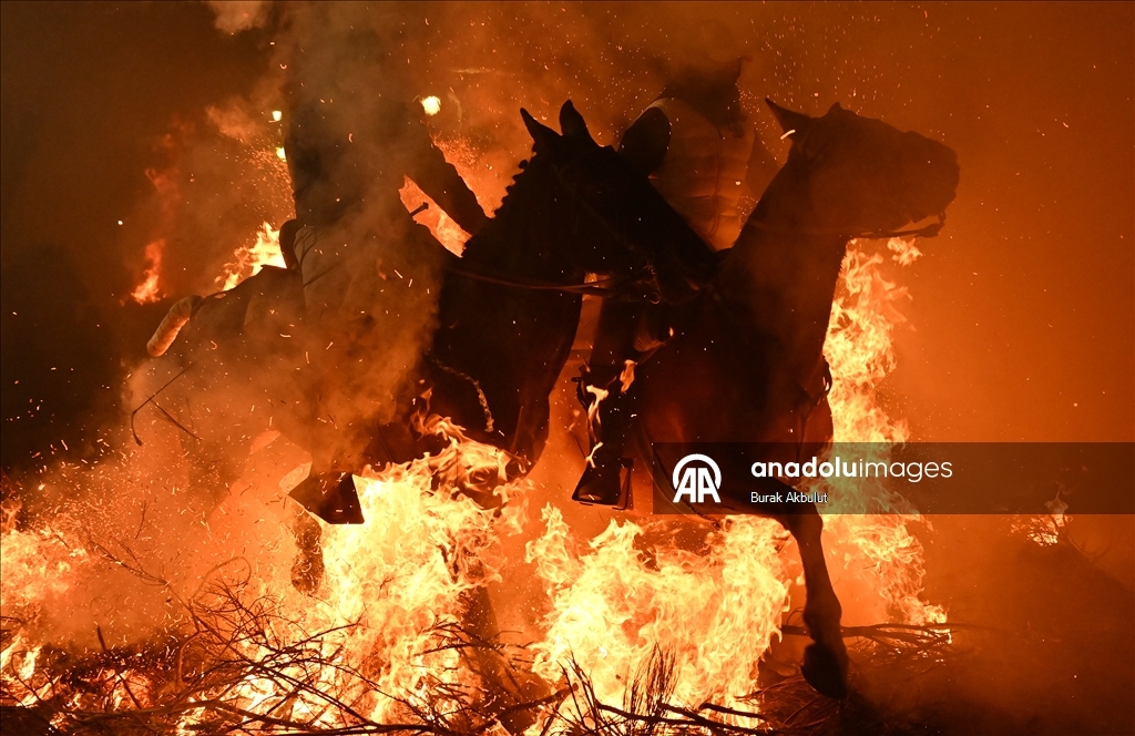 İspanya'da kutsanan atlar ateşin üzerinden atlatıldı