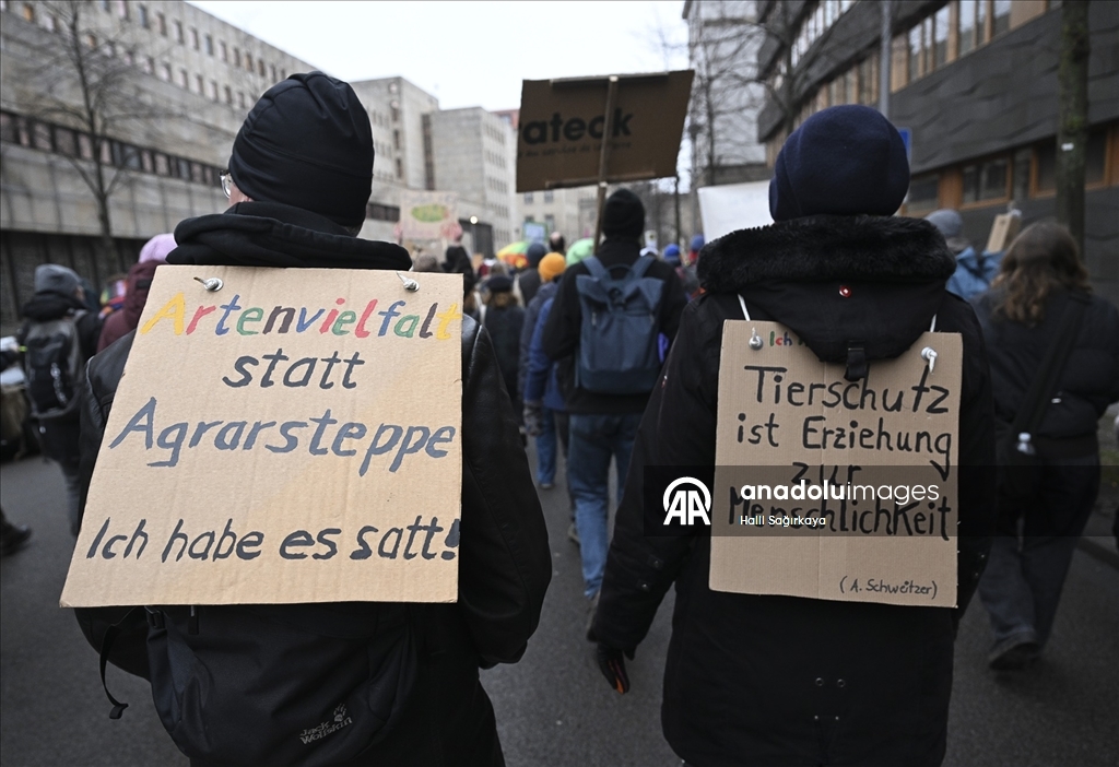 Almanya'da çiftçiler hükümetin tarım politikalarını protesto etti