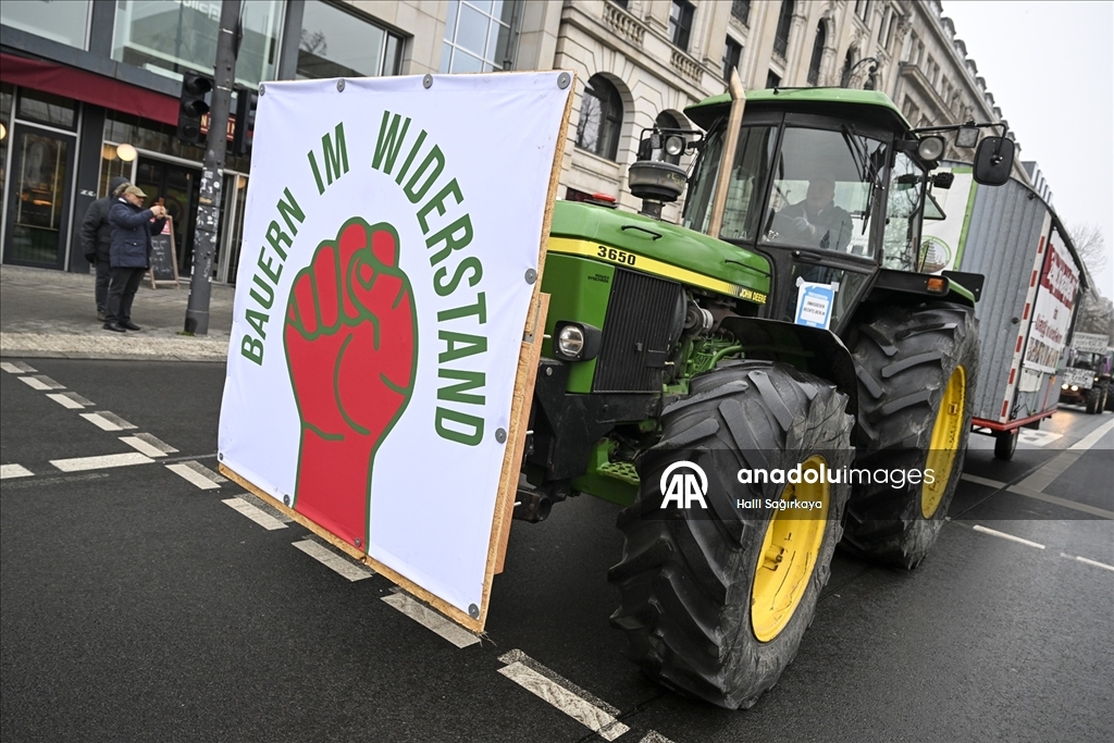 Almanya'da çiftçiler hükümetin tarım politikalarını protesto etti
