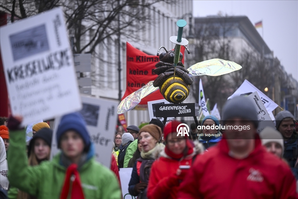 Almanya'da çiftçiler hükümetin tarım politikalarını protesto etti