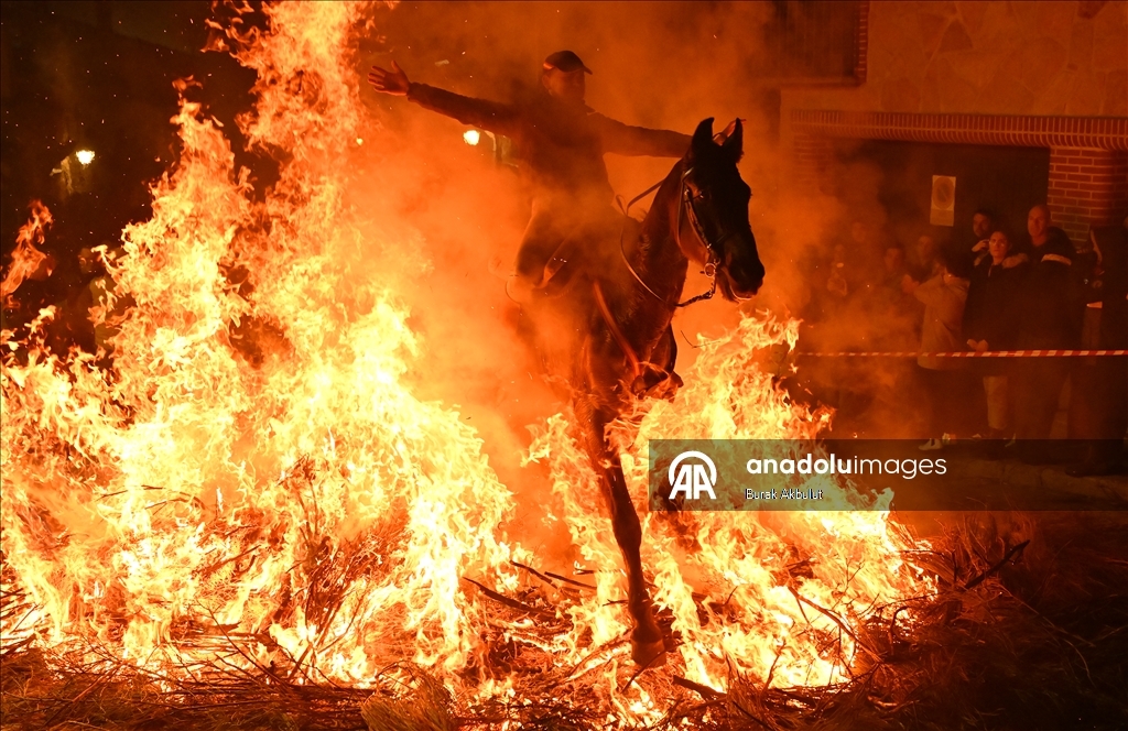 İspanya'da kutsanan atlar ateşin üzerinden atlatıldı