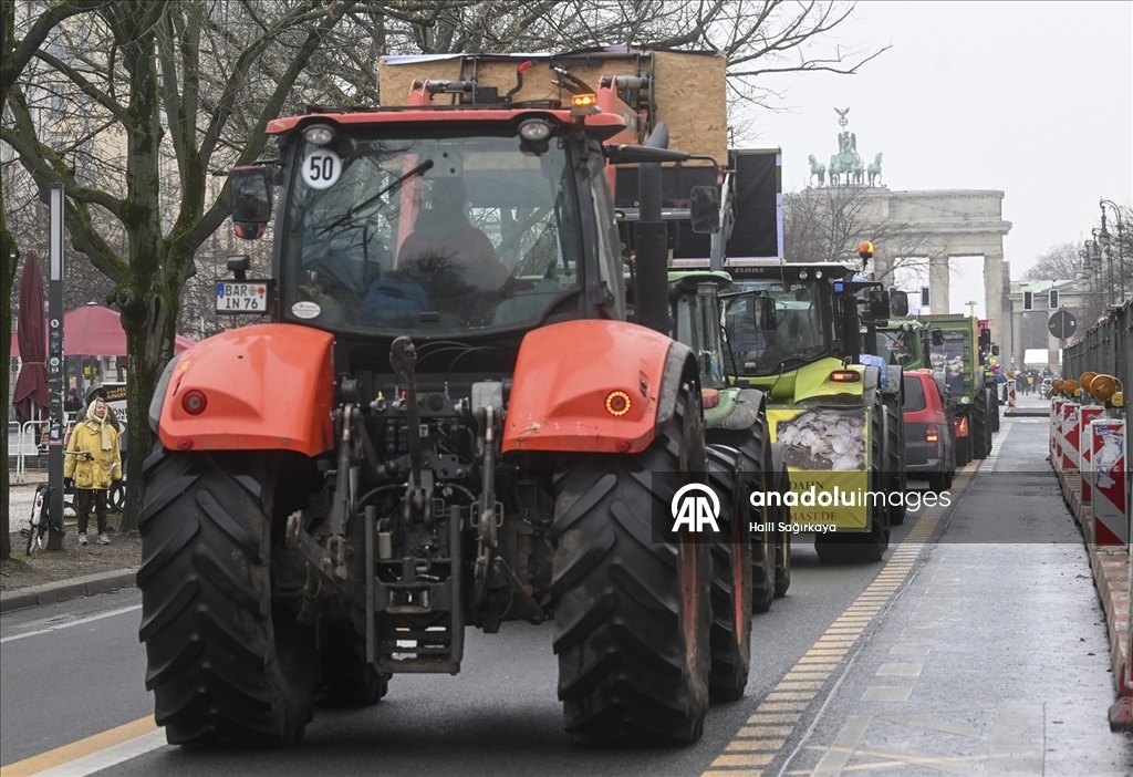 Almanya'da çiftçiler hükümetin tarım politikalarını protesto etti