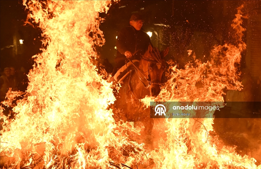 İspanya'da kutsanan atlar ateşin üzerinden atlatıldı