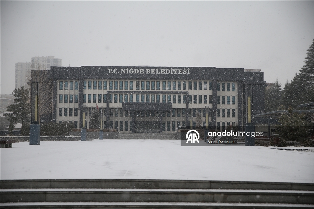 Niğde'de kar etkili oluyor