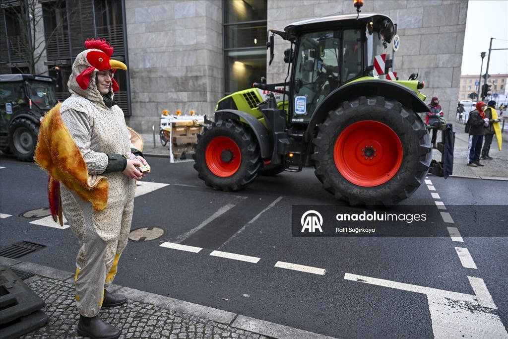 Almanya'da çiftçiler hükümetin tarım politikalarını protesto etti