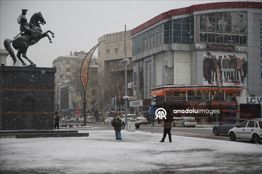 Niğde'de kar etkili oluyor