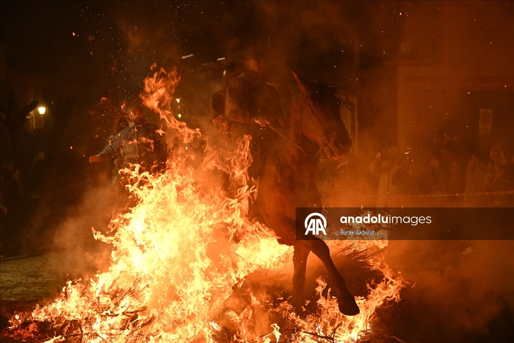 İspanya'da kutsanan atlar ateşin üzerinden atlatıldı