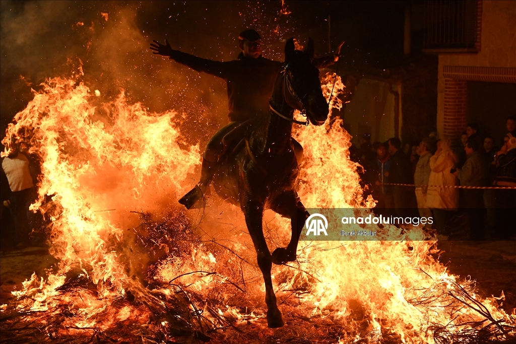 İspanya'da kutsanan atlar ateşin üzerinden atlatıldı