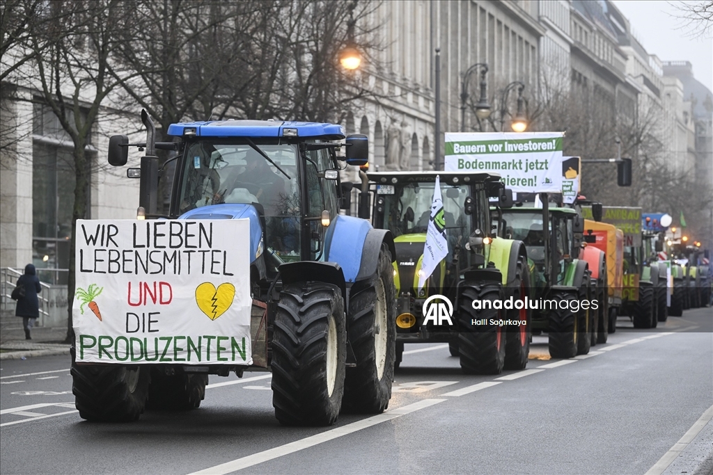Almanya'da çiftçiler hükümetin tarım politikalarını protesto etti