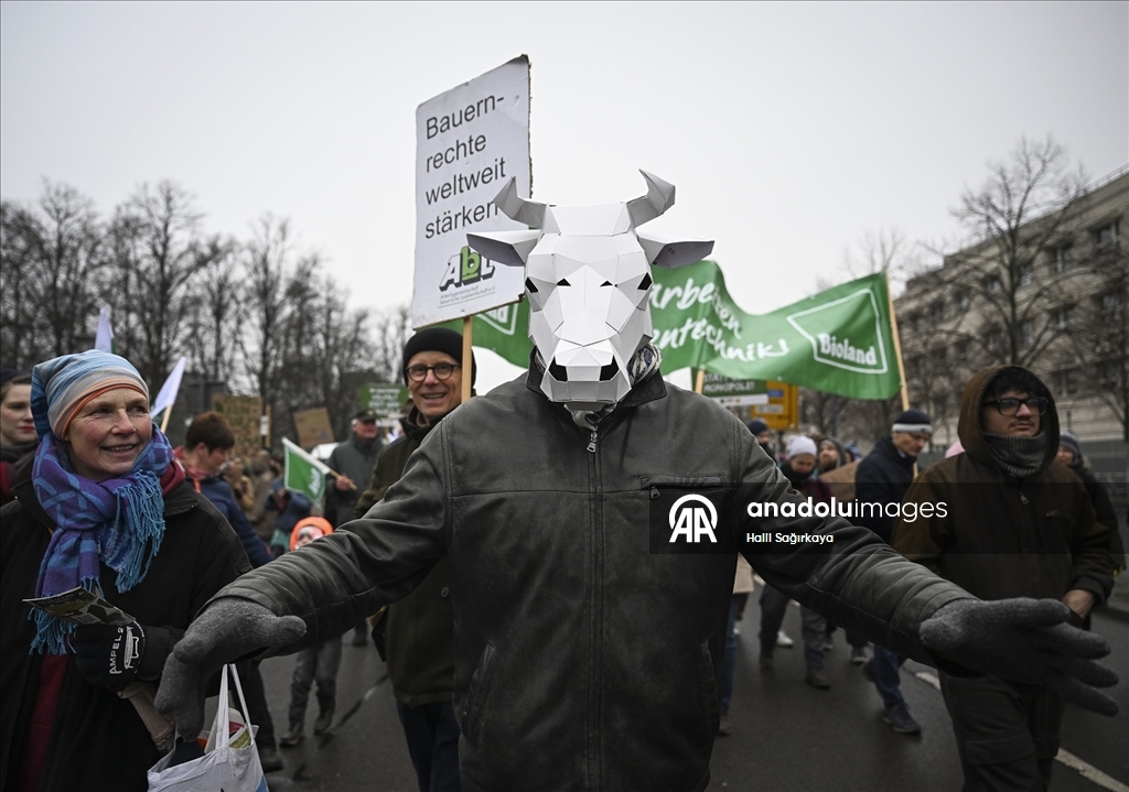 Almanya'da çiftçiler hükümetin tarım politikalarını protesto etti