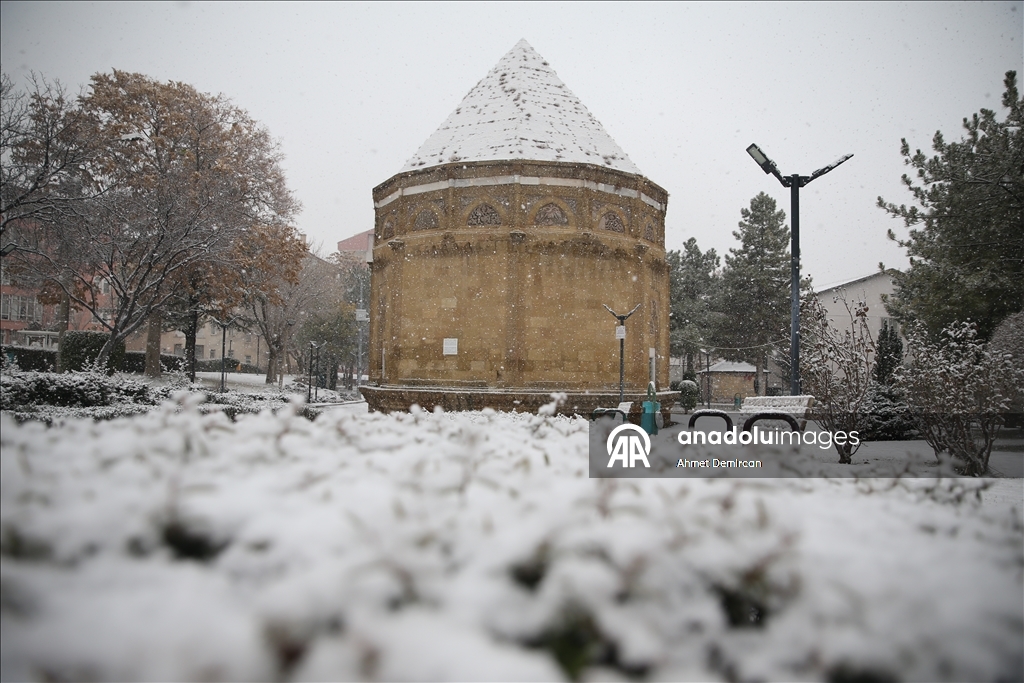 Niğde'de kar etkili oluyor