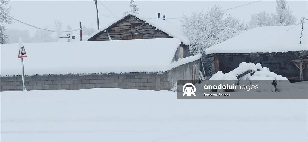 Tokat'ın ilçelerin kar yağışı devam ediyor