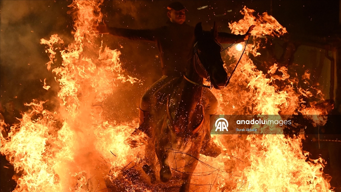 İspanya'da kutsanan atlar ateşin üzerinden atlatıldı