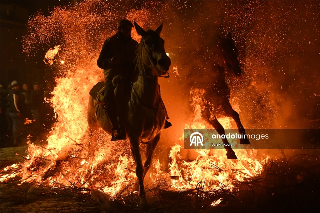 İspanya'da kutsanan atlar ateşin üzerinden atlatıldı