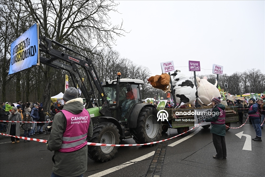 Almanya'da çiftçiler hükümetin tarım politikalarını protesto etti