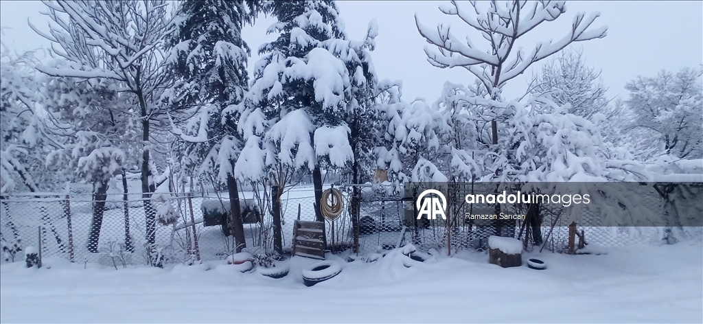 Tokat'ın ilçelerin kar yağışı devam ediyor