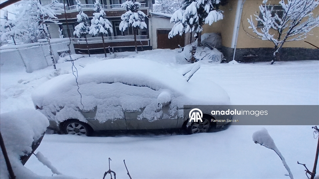 Tokat'ın ilçelerin kar yağışı devam ediyor