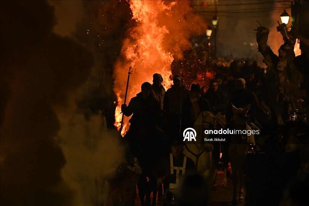 İspanya'da kutsanan atlar ateşin üzerinden atlatıldı