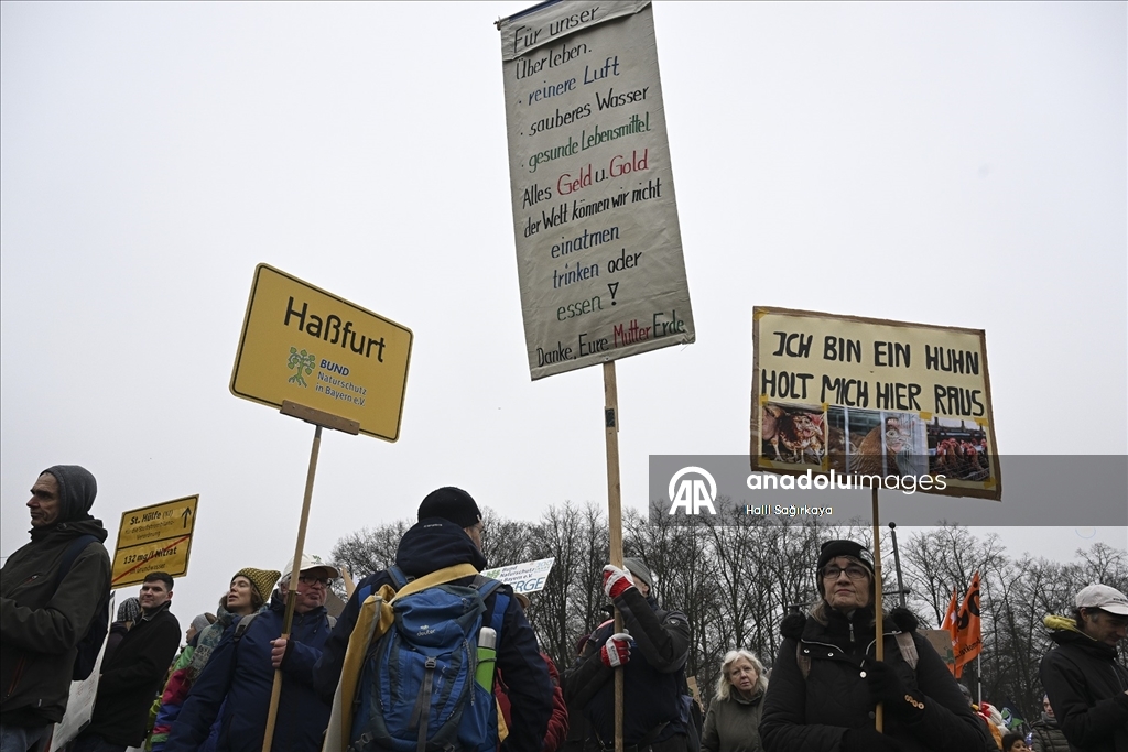 Almanya'da çiftçiler hükümetin tarım politikalarını protesto etti