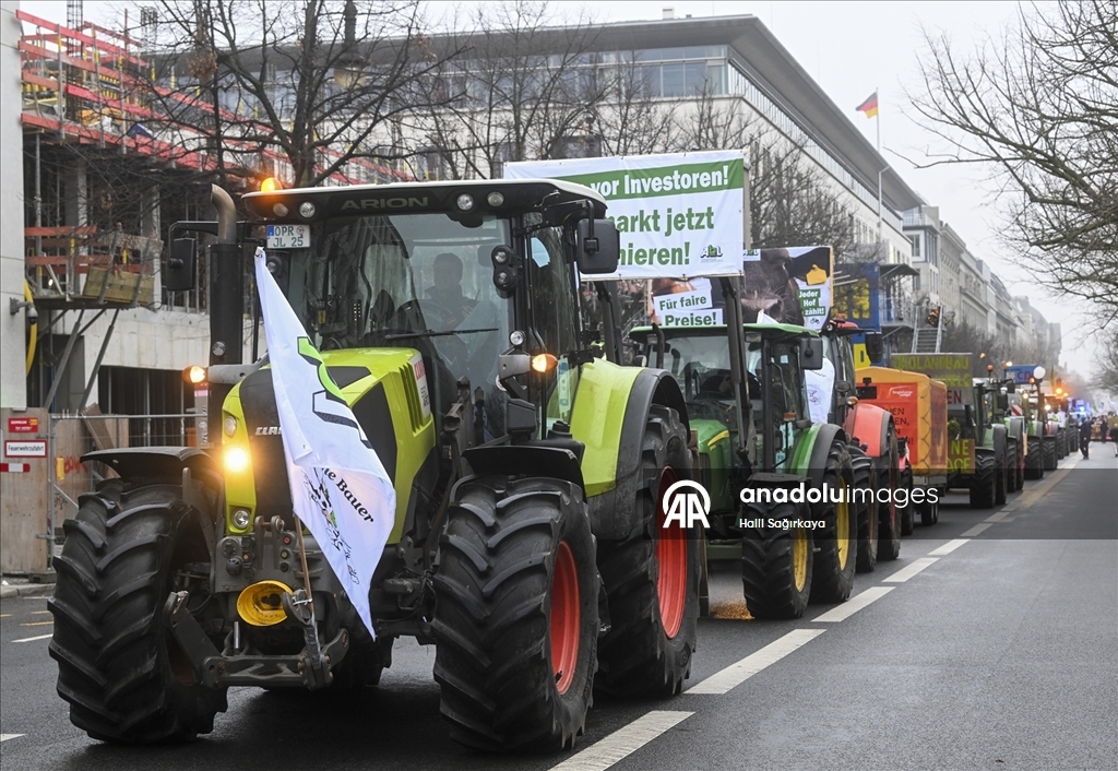 Almanya'da çiftçiler hükümetin tarım politikalarını protesto etti