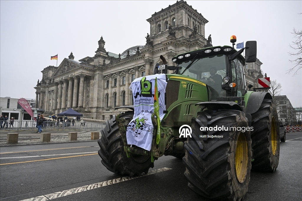 Almanya'da çiftçiler hükümetin tarım politikalarını protesto etti