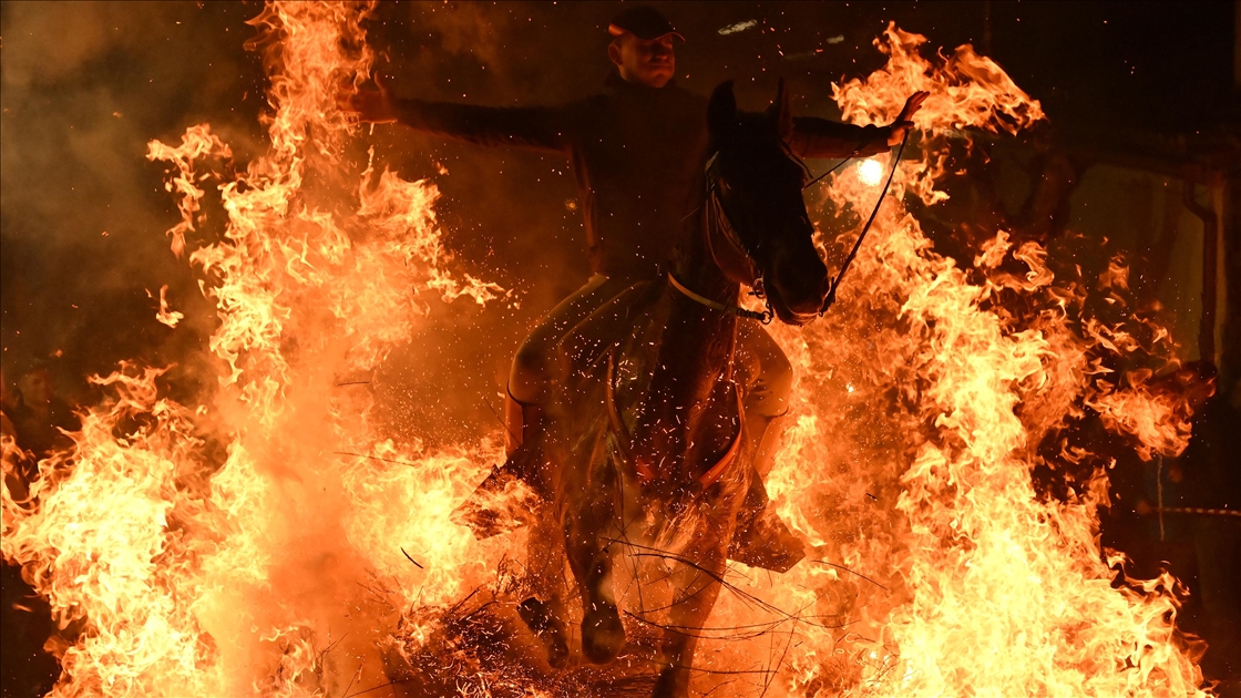 İspanya'da kutsanan atlar ateşin üzerinden atlatıldı