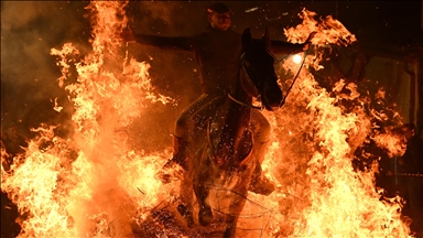 İspanya'da kutsanan atlar ateşin üzerinden atlatıldı