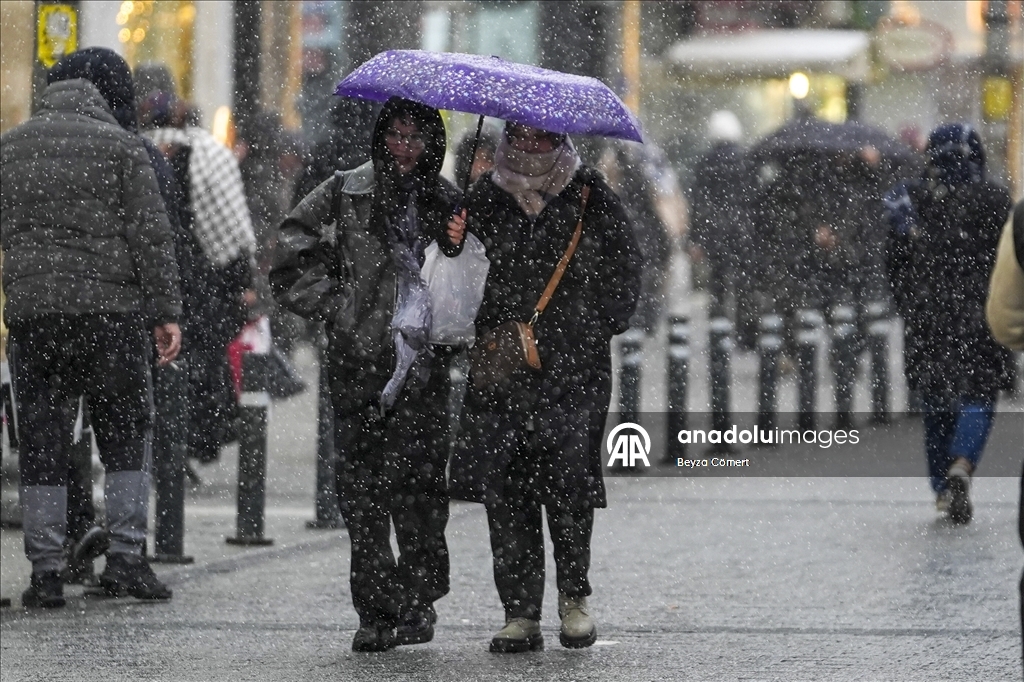 İstanbul'da kar yağışı aralıklarla etkili oldu