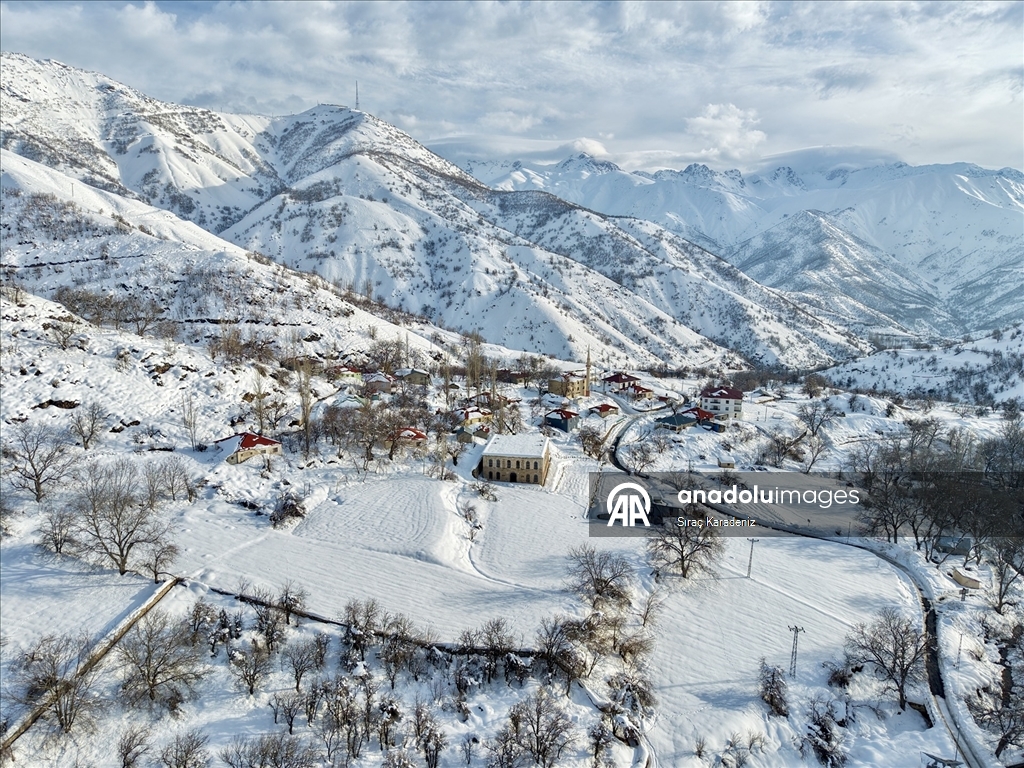Hakkari'de tarihi yapılar kar manzarasıyla görüntülendi