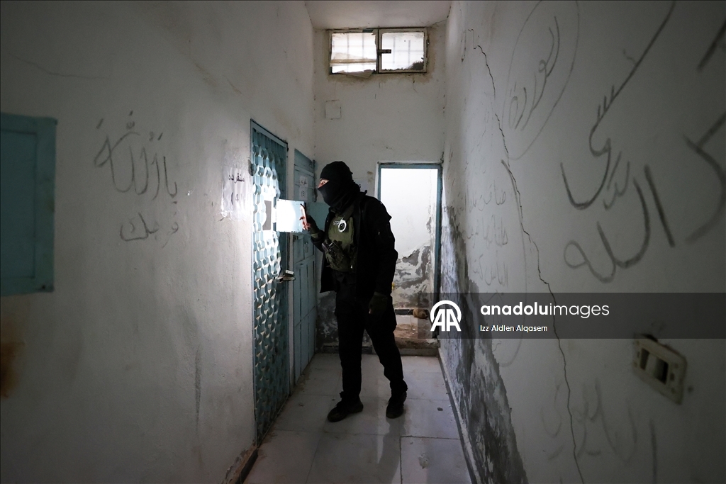 سوريا.. فريق الأناضول يدخل سجن الطبقة بعد انسحاب "قسد" منه